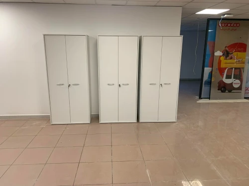 BUREAUX OPERATEURS ET DES ARMOIRES  GAMME COULEUR BLANCHE