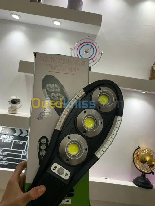 Lampadaire solaire étanche IP67 avec télécommande  مصباح خارجي