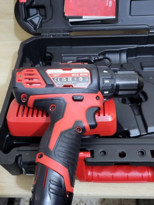 Milwaukee M12 BDD-201B Perceuse-visseuse sans fil Li-ion 12V + batterie + chargeur + mallette