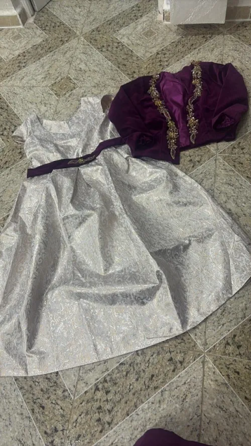 Robe brocard midi plus sa veste velours aubergine avec des appliques perlages  taille 44/46 fort
