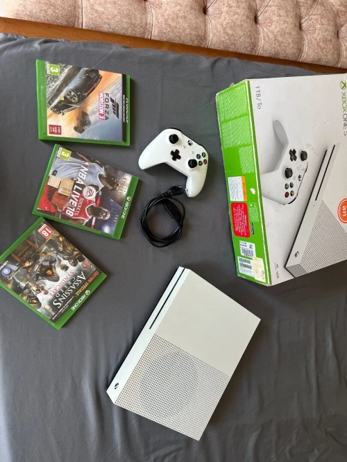 Xbox one s état 10/10 habet caba avec manette original et 3 cd avec la boîte