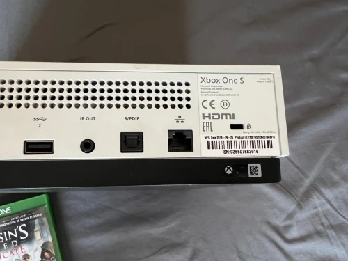 Xbox one s 1t état 10/10 habet caba avec la boîte et manette original et 3 cd