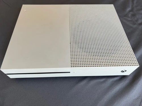 Xbox one s état 10/10 habet caba avec manette original et 3 cd avec la boîte