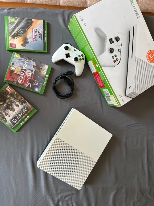 Xbox one s 1t état 10/10 habet caba avec la boîte et manette original et 3 cd