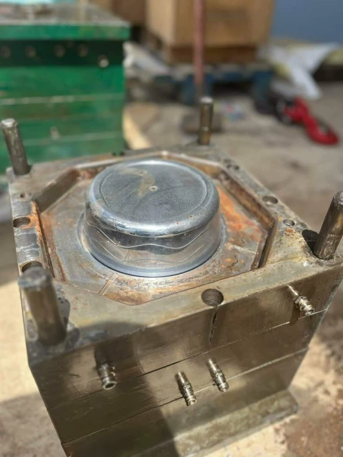 Moule injection de plastiques ( articles de menages)