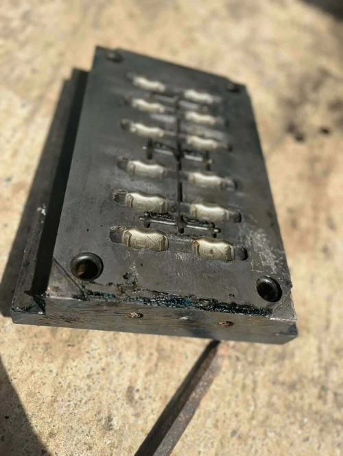 Moule injection de plastiques ( articles de menages)