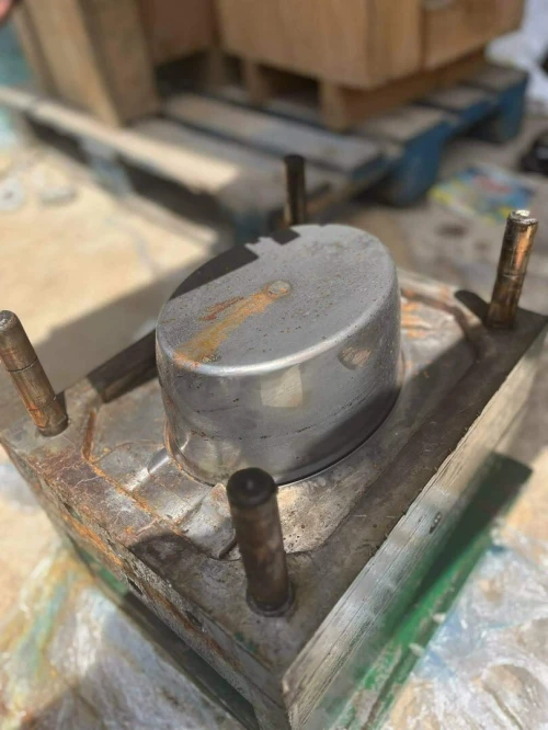 Moule injection de plastiques ( articles de menages)