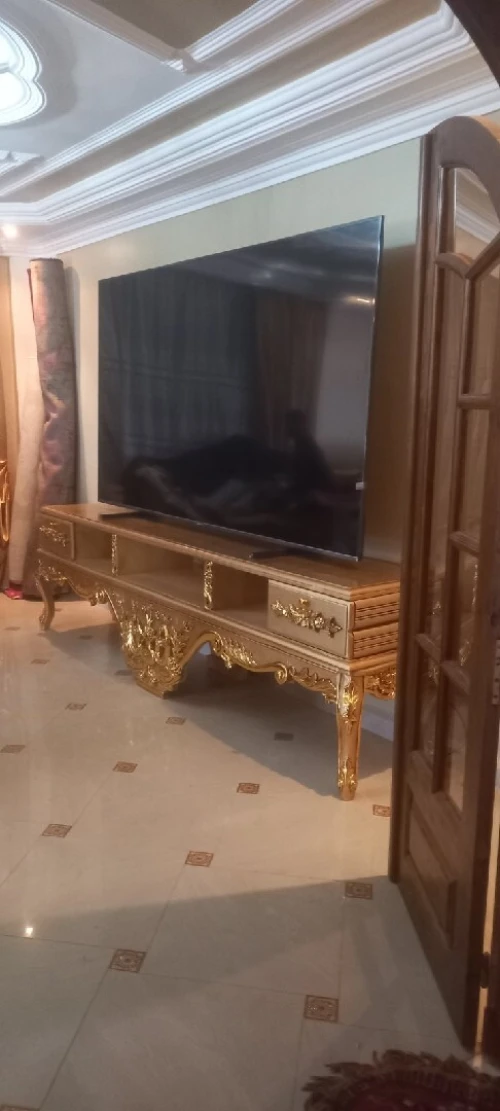 Des designs de cuisines et de portes qui reflètent le raffinement et le luxe.