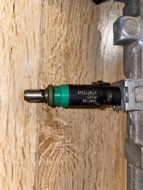 Rampe d'injection complète avec quatre injecteurs d'essence Ford Fiesta 1.25 2008 d'origine