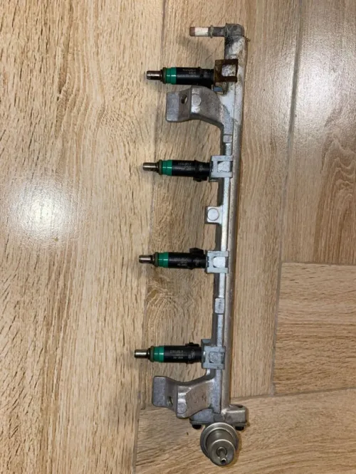 Rampe d'injection complète avec quatre injecteurs d'essence Ford Fiesta 1.25 2008 d'origine