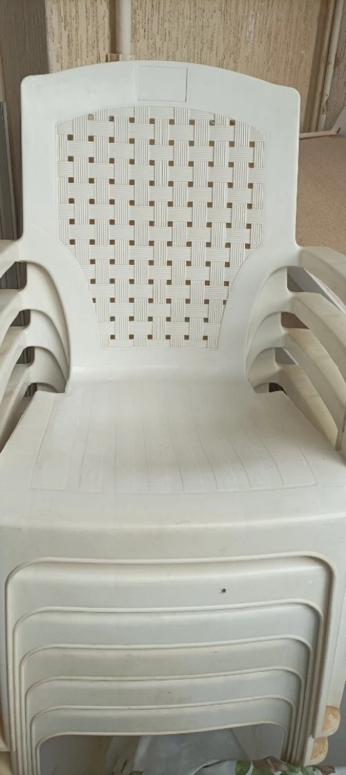 Canapé banquette +6 chaises en plastique