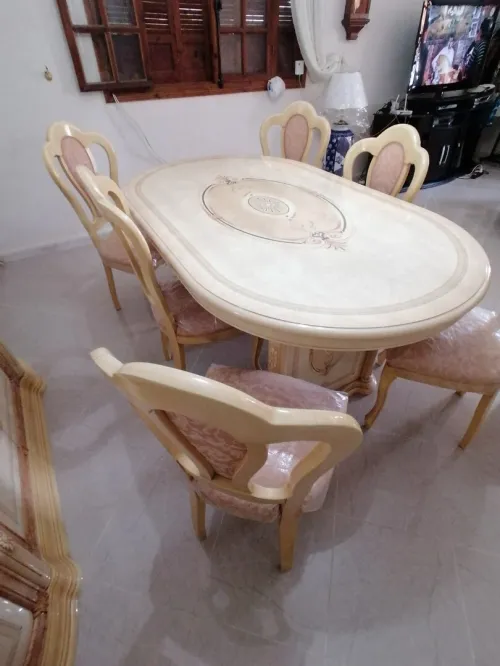 Table salle a manger avec argentier