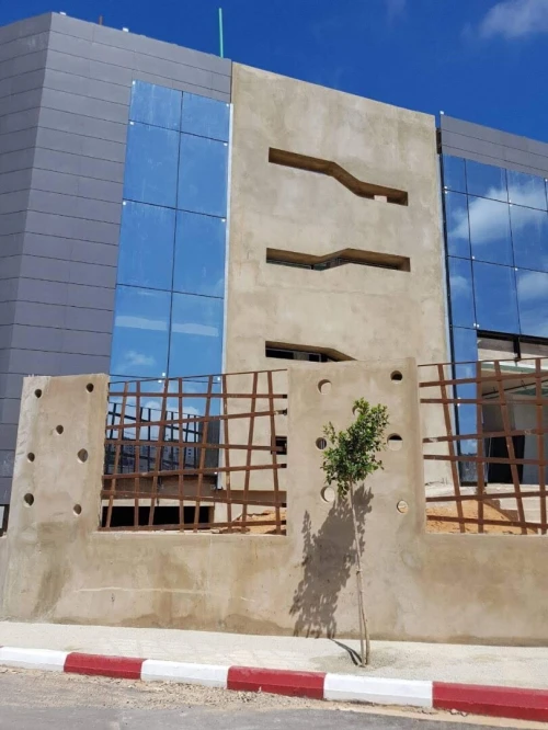 Façade en HPL et mur rideau