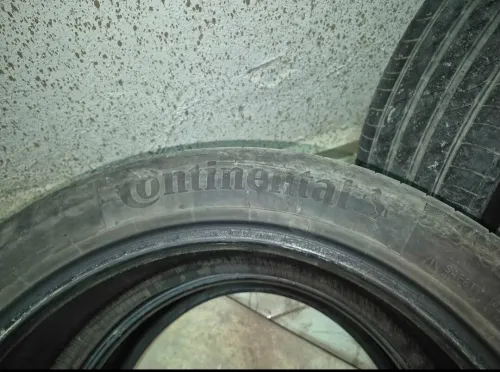 3 pneus Michelin et un pneu 205 55 R19