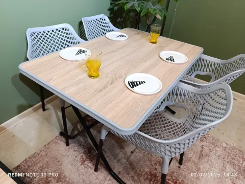 Chaises et tables