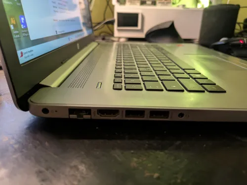 Hp G7 470 double carte graphique i5 10eme 16gb 512gb SSD 17 pouce IPS AMD Radeon 530 2gb
