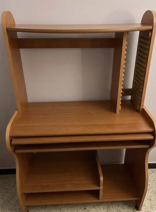 Bureau informatique en bois avec étagères