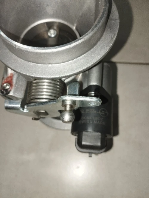 Boîtier papillon Renault symbole 1.4