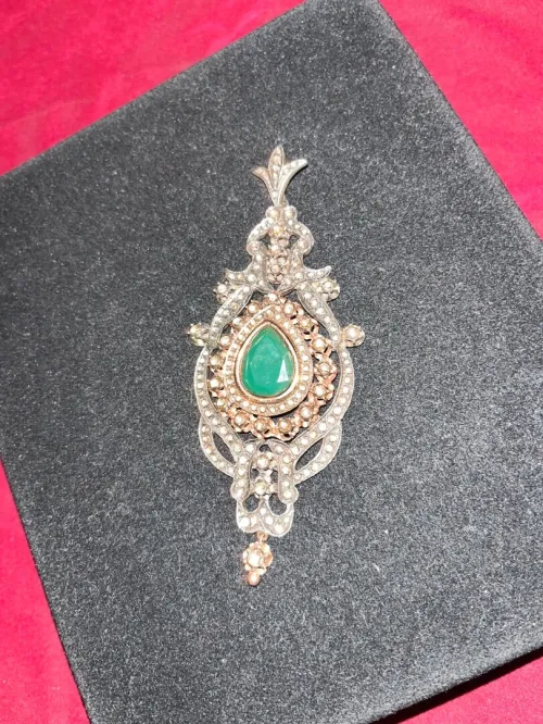 Broche en pierre brillante et emeraude