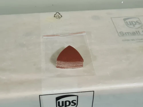 Papier de verre triangulaire 80mm P40,60,80,120 (rouge-violettes)