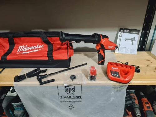 Pistolet Silicone / colle compact 12V 1750Nm MILWAUKEE M12 PCG-202B 310ml (2B+Ch+Sac)