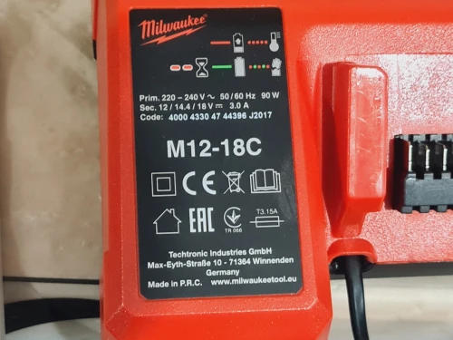 Chargeurs multi-voltage 12V-18V MILWAUKEE M12-18C / M12-18FC (normal-rapide)