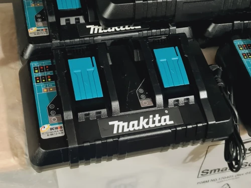 MAKITA DC18RD - Chargeur de batterie rapide doublée 14,4-18V 9+9 Ampère (utilisé/neuf)