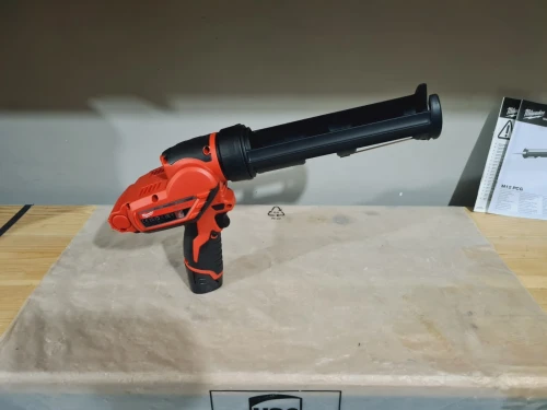 Pistolet Silicone / colle compact 12V 1750Nm MILWAUKEE M12 PCG-202B 310ml (2B+Ch+Sac)