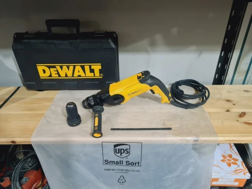 Perforateur électrique 26mm 2.8J 3 positions double mandrin DEWALT D25114 (2009-Germany)