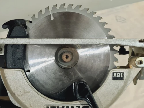 Scie circulaire sans fil 165mm 18V 5.0Ah - DEWALT DCS391 (2018-Czech)