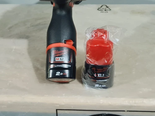 Pistolet Silicone / colle compact 12V 1750Nm MILWAUKEE M12 PCG-202B 310ml (2B+Ch+Sac)