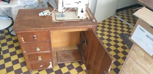 machine à coudre avec table