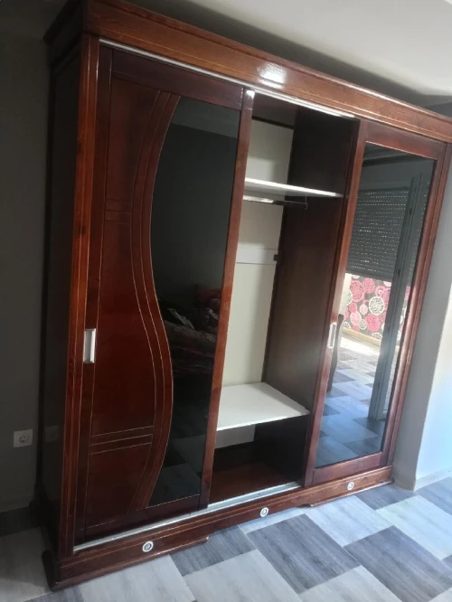 Armoire à portes coulissantes