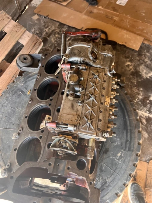 Moteur complet SNVI C260 1989 juste promblem de vilebrequin et chemise le rest excellent