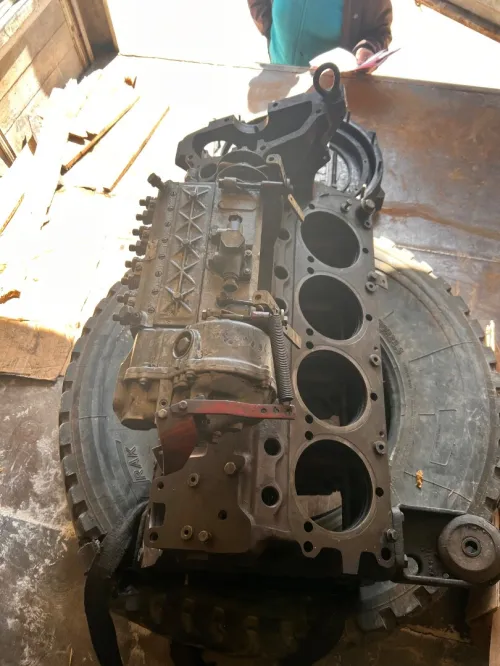 Moteur complet SNVI C260 1989 juste promblem de vilebrequin et chemise le rest excellent