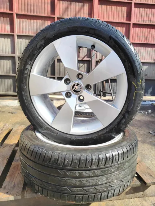  4 jantes avec pneus Octavia 2018 225/45R17 état 9/10