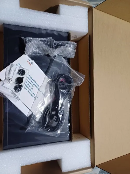 Switch Cisco Fast Ethernet 24 Ports - Non Manageable - Neuf