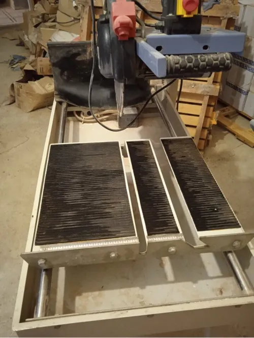 Machine coupe pierre sur table