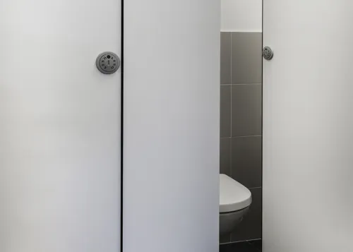 Séparations Sanitaires en HPL Compact 12 mm avec accessoires en aluminium anodisée ( cabines sanitaires )