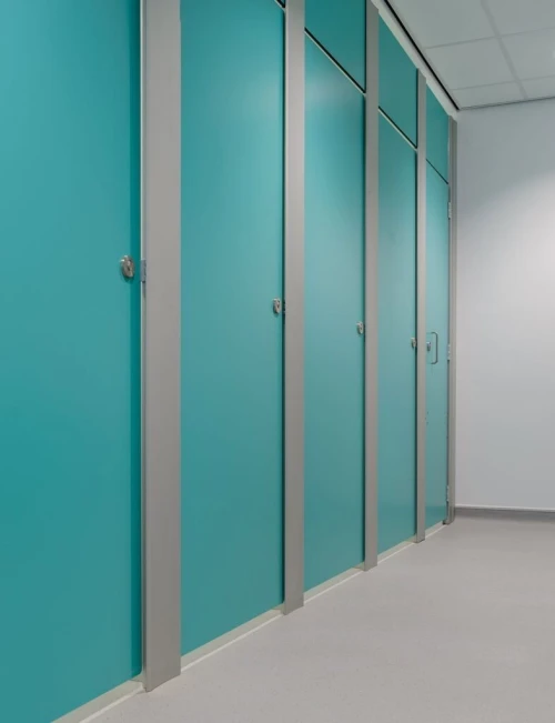 Séparations Sanitaires en HPL Compact 12 mm avec accessoires en aluminium anodisée ( cabines sanitaires )