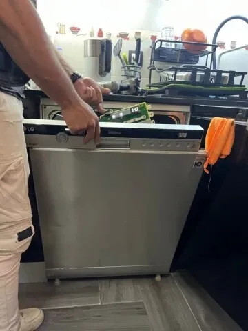 حرفي في تصليح أجهزة التبريد