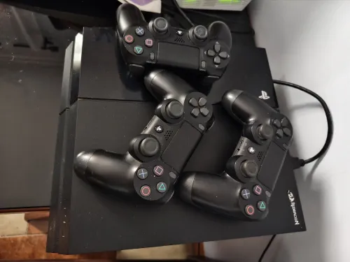 Ps4 fat flashé 12.52 Avec 3 manette original + monitor LCD full hd 1080p 60hz