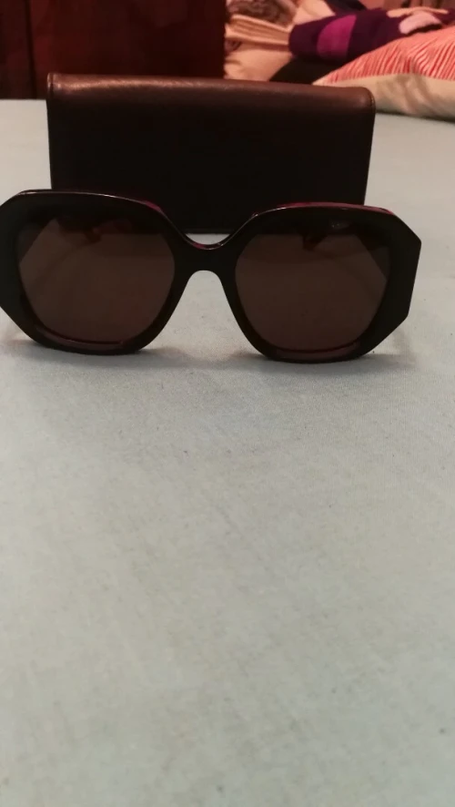 Vendre des lunettes de soleil.