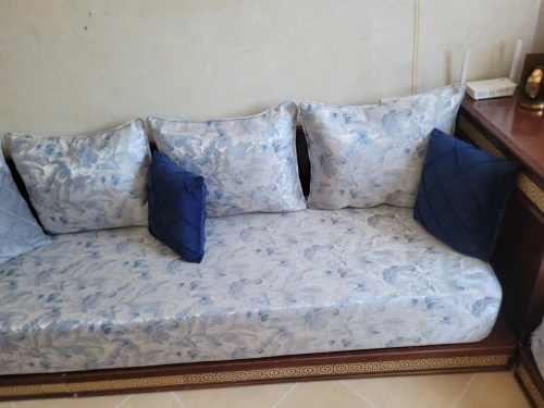 Salon Marocain Complet, Bois Hêtre, Comprenant Canapés, trois Tables Basse, Poufs Et Coussins
