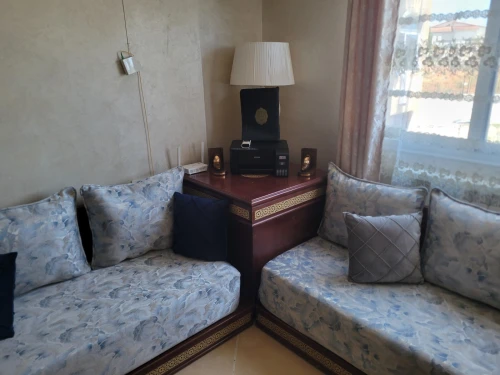 Salon Marocain Complet, Bois Hêtre, Comprenant Canapés, trois Tables Basse, Poufs Et Coussins