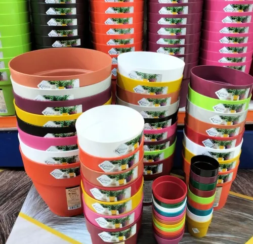 Eplucheur(economme) ,pot de fleur, flexible, cintres,pomme de douche,douchette toilette.  مقشرة (إكونوم)، أصص زهور، خرطوم، علاقات ملابس، رأس دش، شطاف مرحاض.