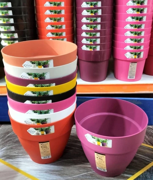 Eplucheur(economme) ,pot de fleur, flexible, cintres,pomme de douche,douchette toilette.   مقشرة (إكونوم)، أصص زهور، خرطوم، علاقات ملابس، رأس دش، شطاف مرحاض.