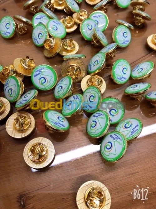 Macarons, Pins, Porte-clés, Médailles Personnalisés.