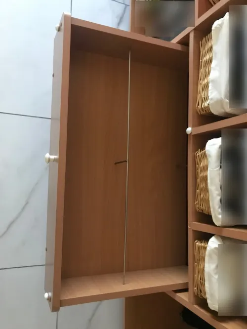 Dressing en forme de L ou bien une barre a coté de l'autre.