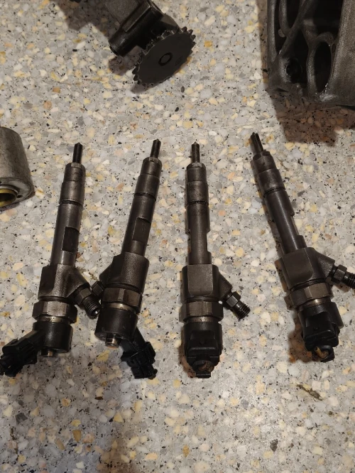Injecteur 1.9 dci trafic + doseur+ pompe à oeil+ cartaire